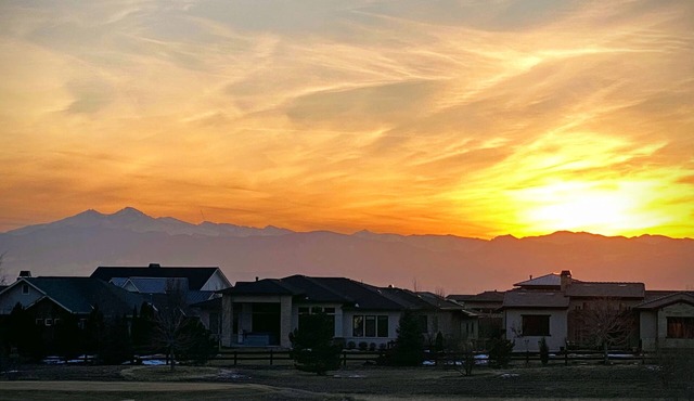 Mountain View Modern Ranch - Incredible views! Hot tub! Walk to park! Peaceful!