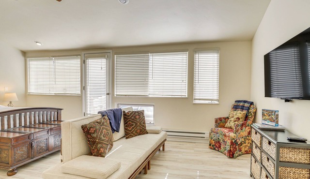 Mountain-View Studio: Top Floor, Private Deck