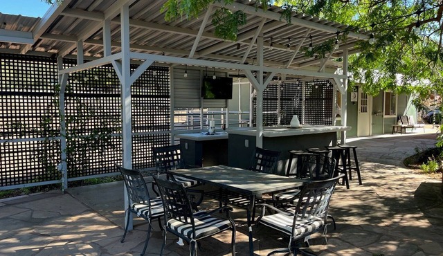 MT VIEWS: Guesthouse w/2 HORSE STALLS + Turnout, Sleeps 4, Tack Room, Trails, Riding Ring