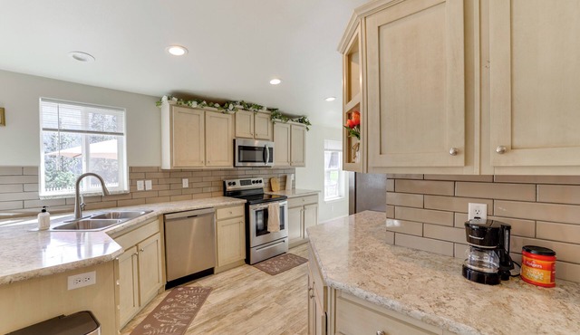 Mtn-view Gem w/Outdoor Entertainment in Ahsahka!