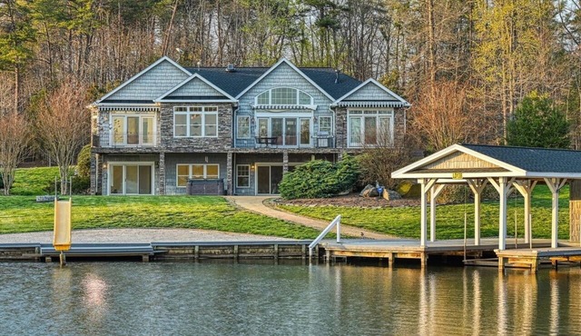 Multi-family DREAM - LAKEFRONT w/private lagoon. Sleeps 20 w/TWO full kitchens
