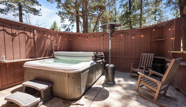 Nana Bear Manor - Hot tub, Fireplace, Deck, Barbecue