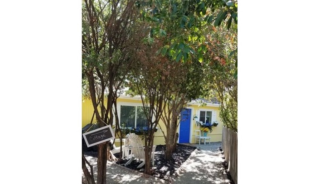 Napa Valley Farmhouse Cottage (pet friendly)