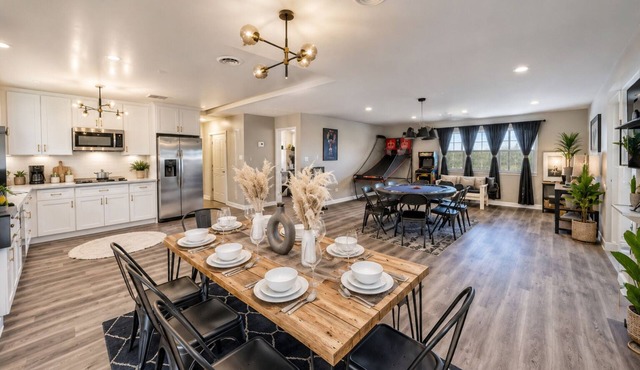 Near convention center! 5 Stars Family Villa 6BR Game room! BIG backyard!