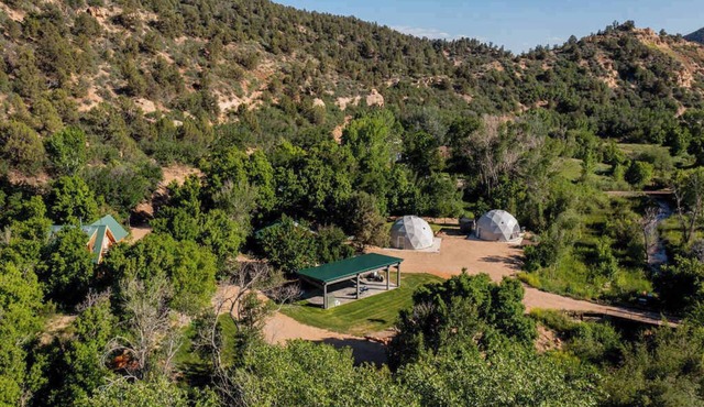 Near National Parks, hot tub & sauna. Sleeps 30