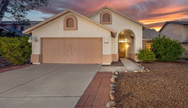 Near NW Hospital/Fenced/3 BR & 2 BA/Garage