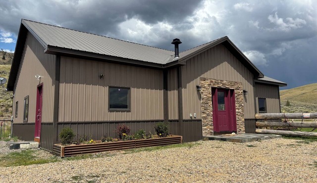 Near Yellowstone Lucky Dog Ranch, 3BR, Sleeps 8, Full Kitchen, Right off the Hwy