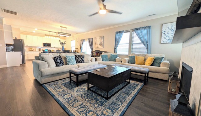 Neat Retreat II: 2 En-Suites, 3 Kings, Grand Park!