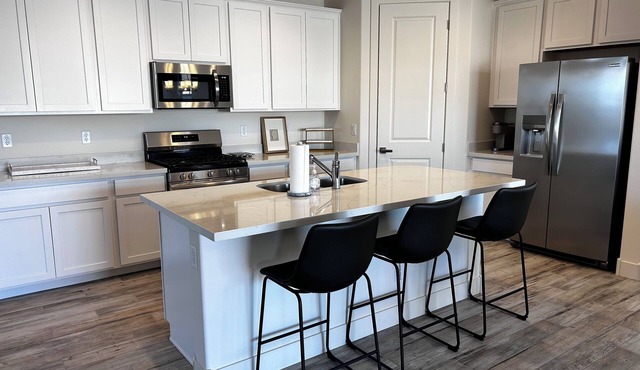 New 3-bedroom home in Litchfield Park w outdoor area. Close to hiking and golf