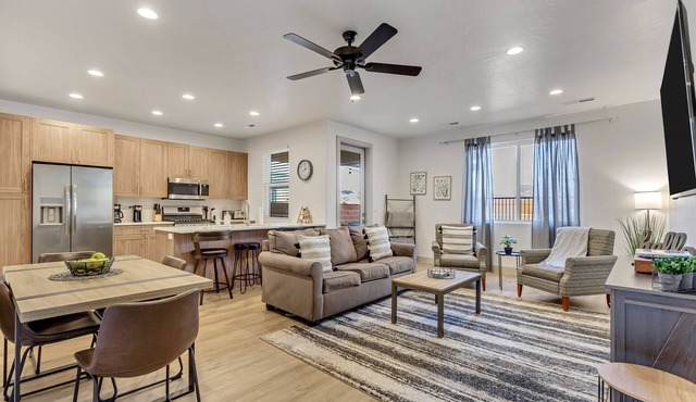 New 3 BR 3bath Townhouse with sunset views and heated pool EV Friendly