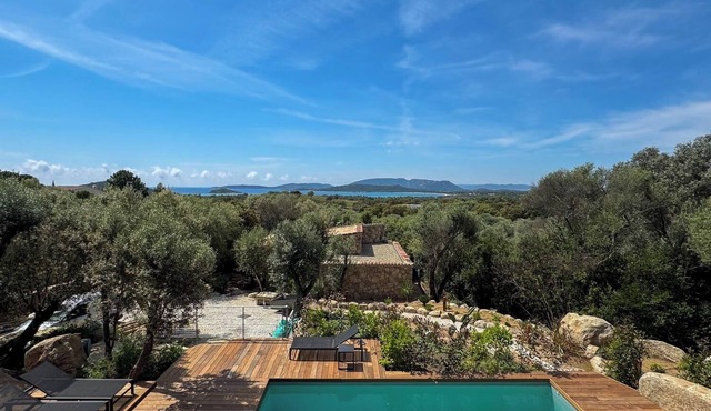 New 4bed 8pers sheepfold-style villa with swimming pool, splendid sea view over St Cyprien.