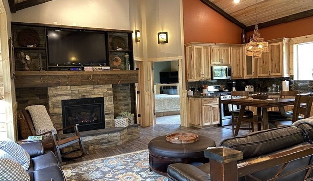 NEW and Stylish Cabin, designed for your Comfort! Private Hot Tub, and More!