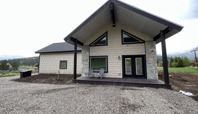 New Build, AC, Hot Tub, 15 Min to Yellowstone