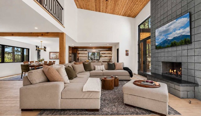 NEW Cabin! | Mtn Views! | AC | Hot Tub | Fire Pit