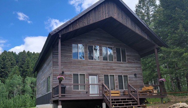 New construction, hot tub, 10 miles to Yellowstone, WiFi, AC, firepit, Tipi