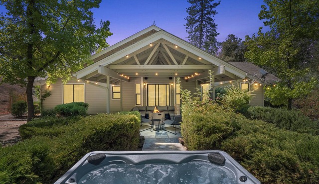 NEW - Fire pit - Game room - Sleeps 14 - 40 acres