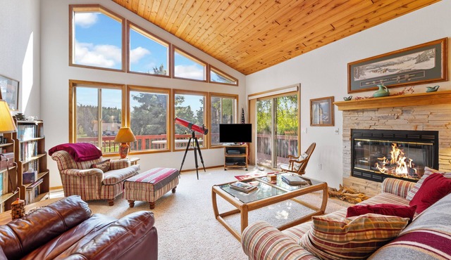 New! Home on Golf Course, Fireplace, Spacious Deck