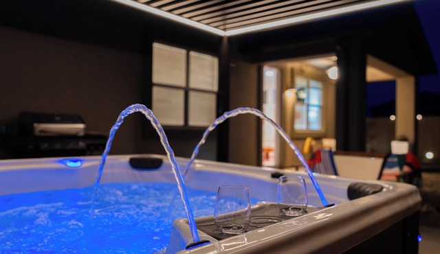 NEW Hot tub - views - 4BR Sleeps 10