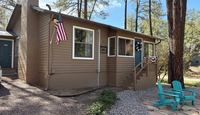 New modern remodel Prescott 2 BR cottage in woods, 2 mi to DT, AC/heat, hot tub.