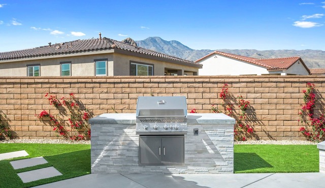 Newly Built Mountain View Oasis: Pool, Hot Tub & Fire Pit