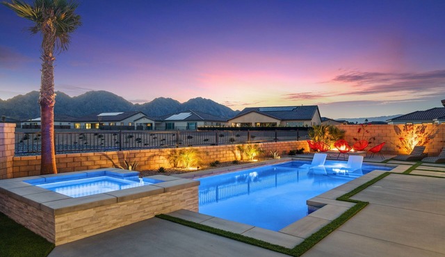 Newly Built Mountain View Oasis: Putting Green, Pool, Hot Tub & Fire Pit.