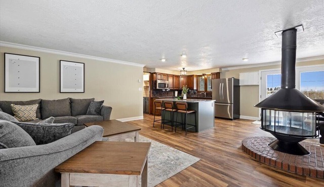 Newly Renovated, Modern Sleeps 21, Newly added AC/Heating units in each bedroom.