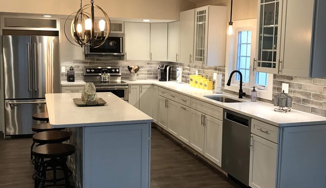 Newly renovated house minutes to South Shore Beach