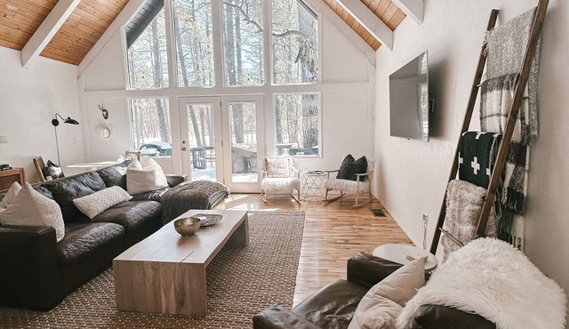 Newly renovated winter chalet with Two En-Suites and Hot Tub on Fenced Half Acre