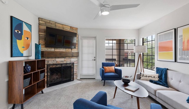 Next to Fountain Park, Hiking, Dining, Fountain View!