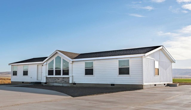 Nice 3-bedroom house ,1 King 3 Queens and 2 Full Bath, with AC in Oakley