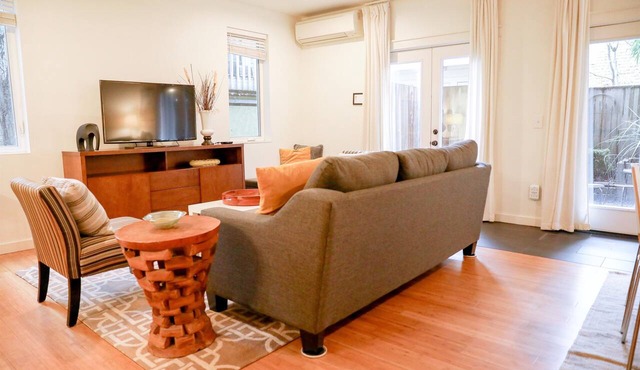 Northwest Nob Hill Alphabet District! Free Parking! 1180 sq. ft.! Walk score 97!
