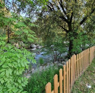 NOUVEAU - Logement insolite ! Maison en bord de rivière