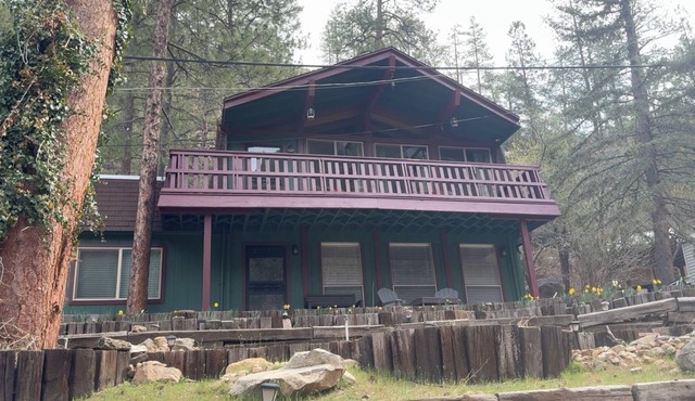 Oak Creek Retreat - Cozy Cabin by the River. Fish Hike Swim Pets OK