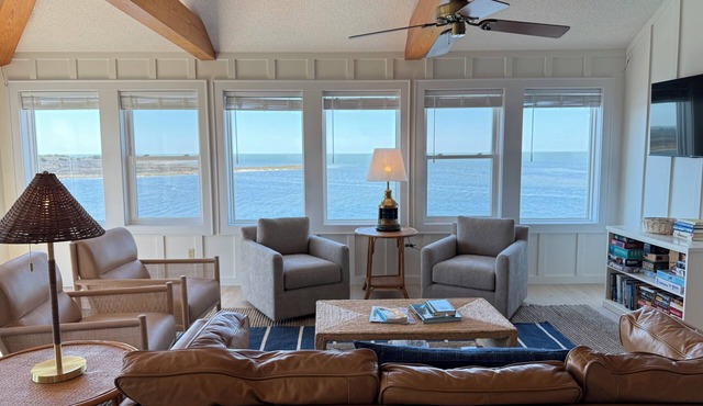 OBX Soundfront Cottage : Hot Tub, Boat Ramp, Dock, Sunsets, Complimentary Kayaks