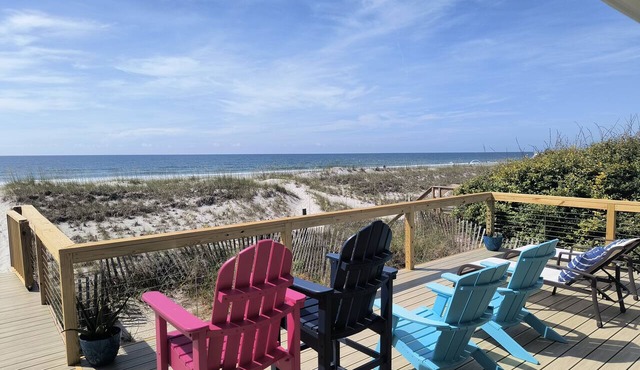 Oceanfront Newly Renovated- Sun-Sun-Theater, Surf Shack, Sleeps 12, Dog Friendly