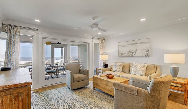 Oceanfront, Renovated w/screened porch & community pool - 33 Beach Club