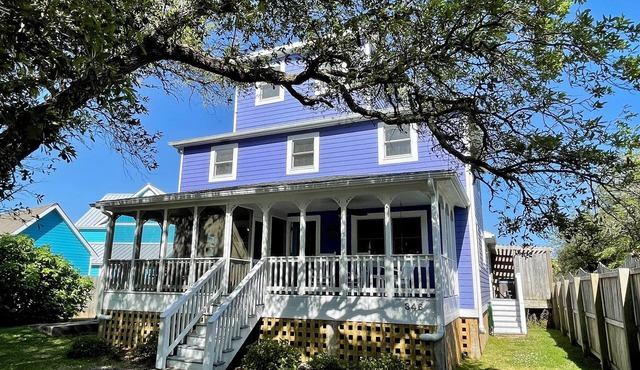 Off the Deep End: Indoor heated pool, hot tub, short walk to harbor.