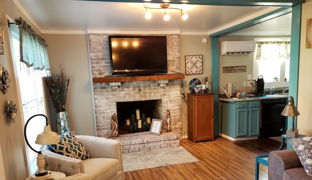 Old tyme cottage with Hot tub.