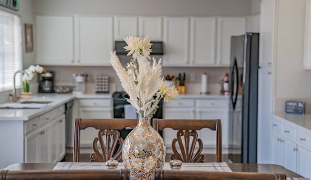 Opuluxe Luxe Home 8 min to Airport Sleeps 12