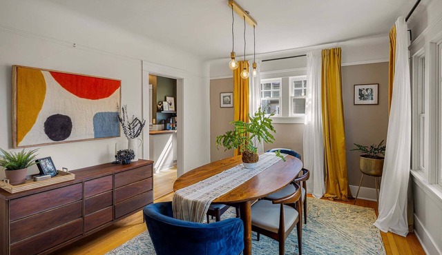 Orchard Luxe: Modern 3BR home steps from UO, perfect for six guests.