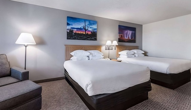 Outdoor Adventure! Comfy Unit Near Attractions, Pool, Free Breakfast, Parking