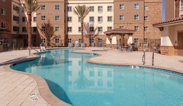 Outdoor Pool and Hot Tub + 24-Hour Business Center | Modern Studio in Phoenix Area