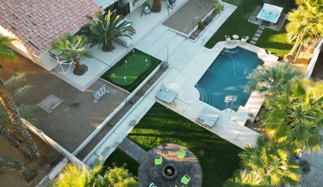 Palm Palace 10 min to STRIP - Gated 1/2 Acre Oasis