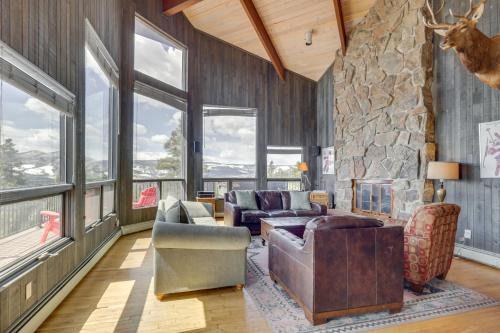 Panoramic Mountain-View Retreat w/Hot Tub + Deck!