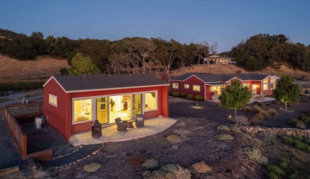 Paradise Ridge Vineyard Retreat - Hot Tub & Views