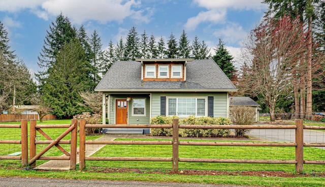 Park like setting and fenced, 3 bed 2.5 bath updated 1920 farmhouse-Covered Deck