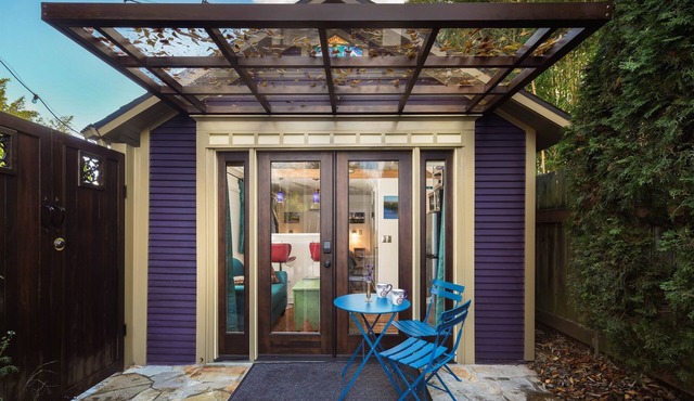 Patio Cottage: sleeps 1–2; kitchen; gas fire pit