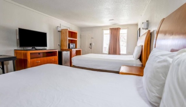 Peaceful 2-Room Stay at Garden Inn – Near Silver Lake & Dining with Free Parking