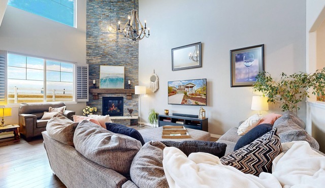 Peaceful and Spacious~Sleeps 10, Large yard,Fire-pit, Grill, Hot-Tub, Ping Pong~