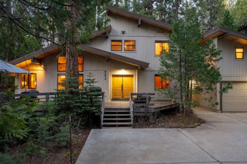 Peaceful Cabin Getaway Relaxing By the Creek Walking Distance to Town